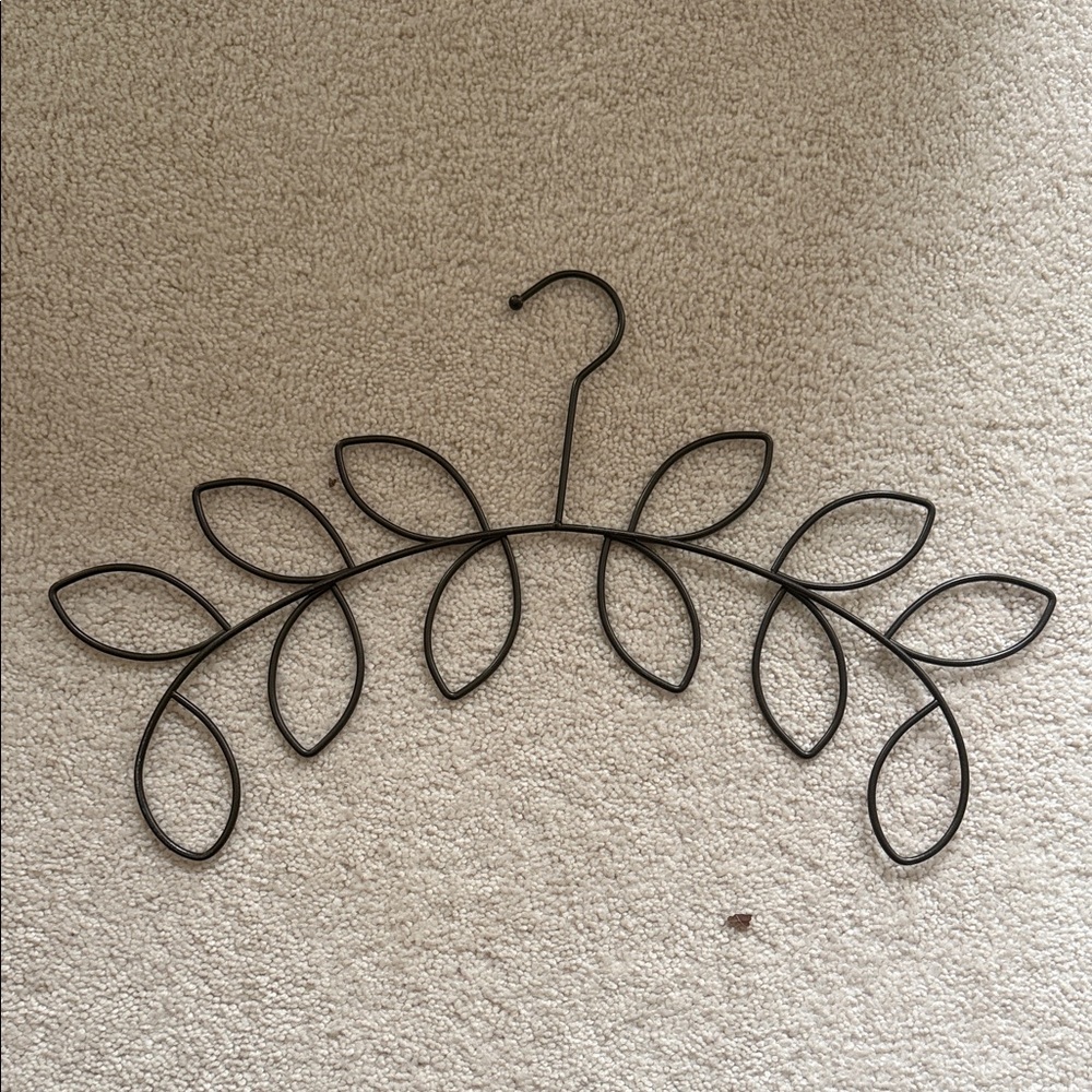 Metal scarf hanger